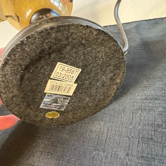 Vintage Ting Shen Mosaic Table Lamp With An Amber Shade and Bronze Metal Base - Picture 6 of 7